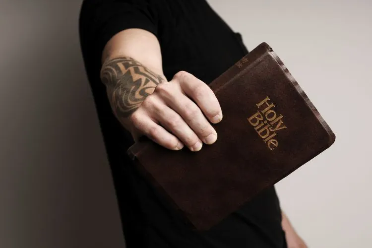 o que a bíblia fala sobre tatuagem