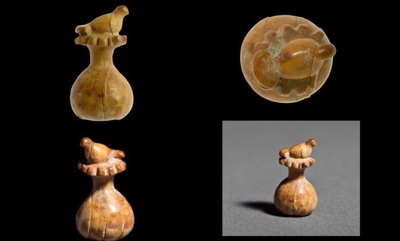 Tesouro Arqueológico Revela Artefato de Marfim com Simbolismo Feminino