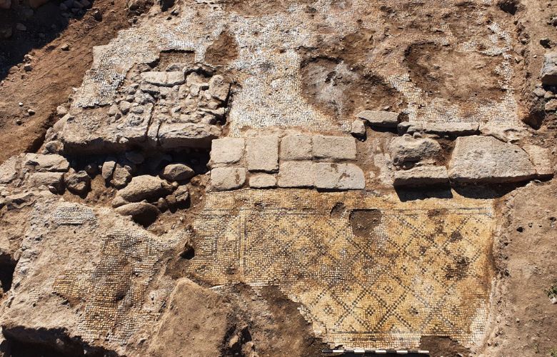 achado arqueológico com inscrição referencia a Jesus