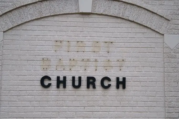 Atualizar fachada para atrair vistas na igreja