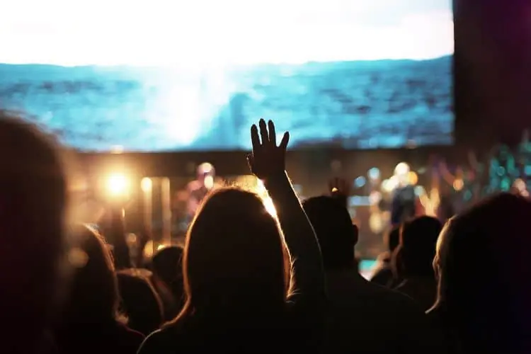 pessoas na igreja