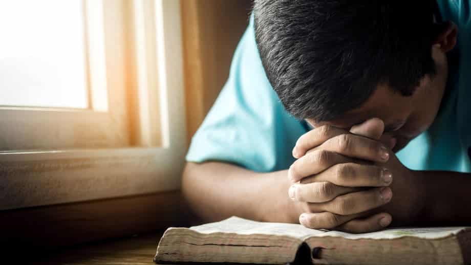 como ler a bíblia orando
