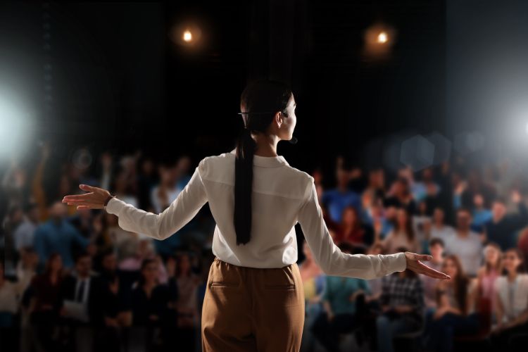 O que a Bíblia diz sobre as mulheres pastoras
