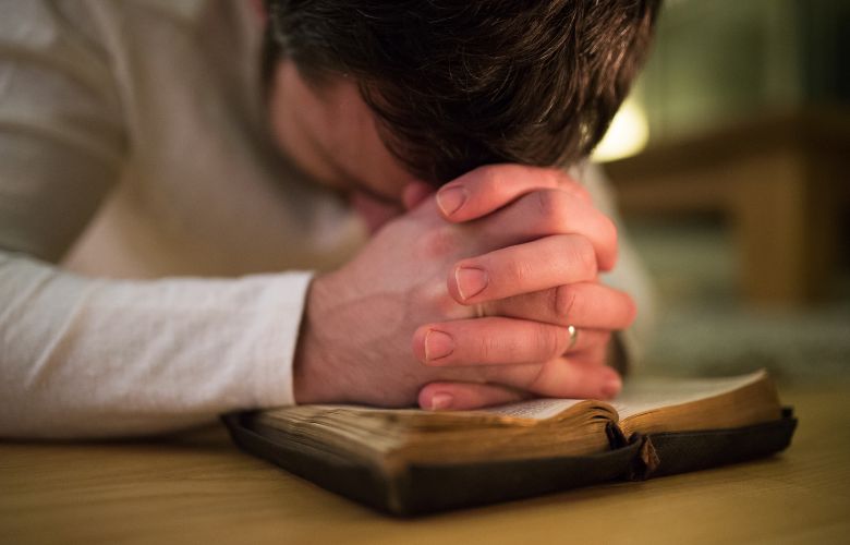 Como jejuar e orar de forma bíblica