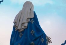 os católicos oram a Maria