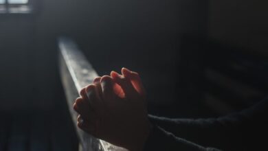 As mãos em oração - Ilustração para o tema da Oração