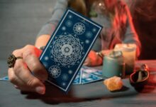 O que a Bíblia diz sobre cartas de tarô