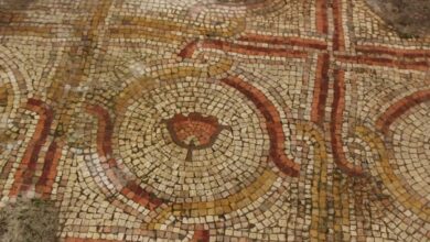 Arqueólogos encontram piso de mosaico colorido em antiga igreja