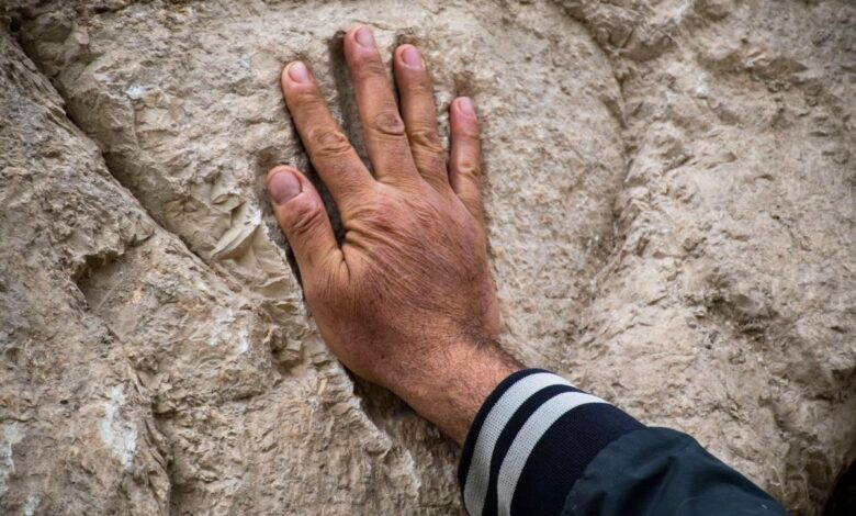 Marca de mão na pedra - arqueologia em Jerusalem