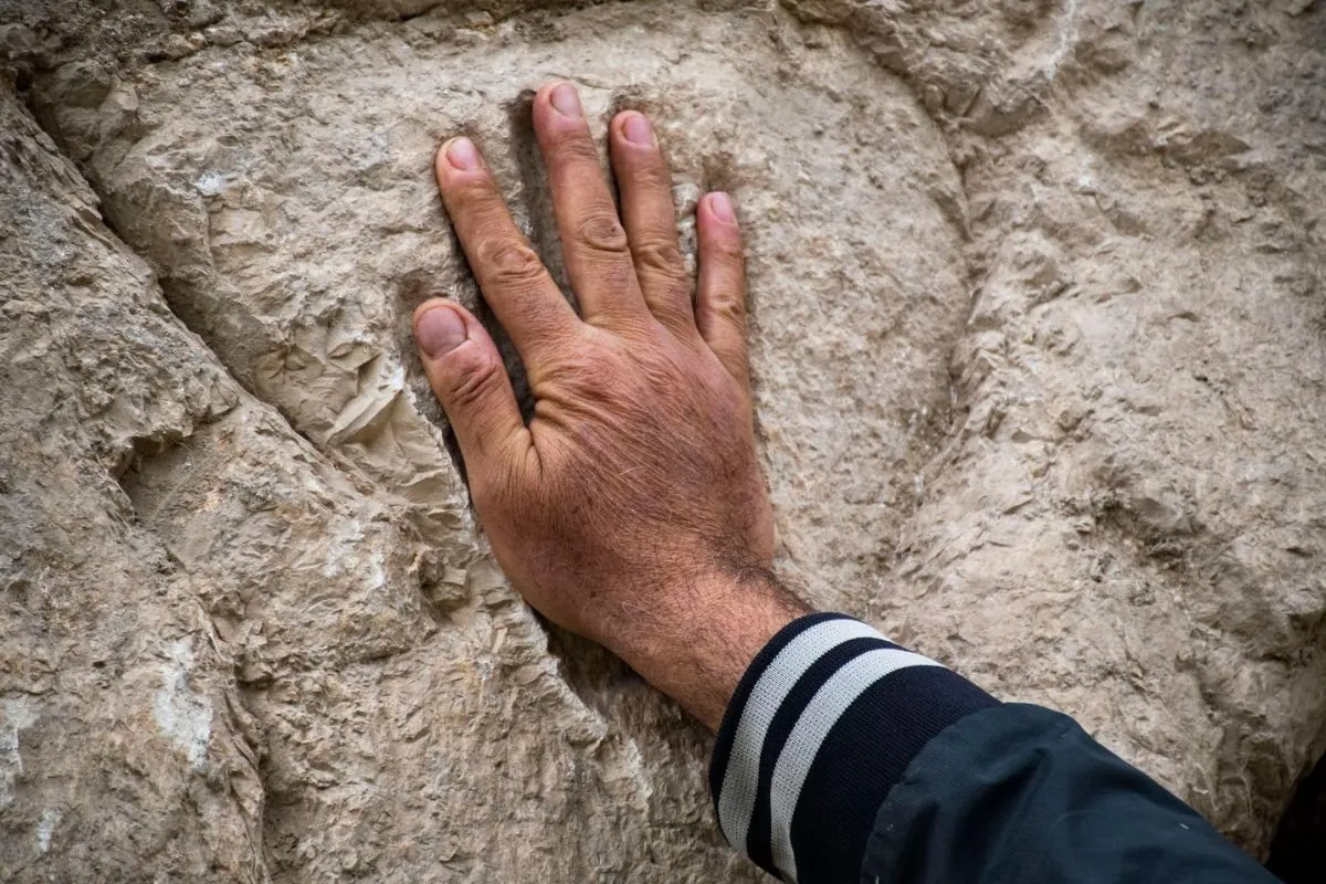 Marca de mão na pedra - arqueologia em Jerusalem