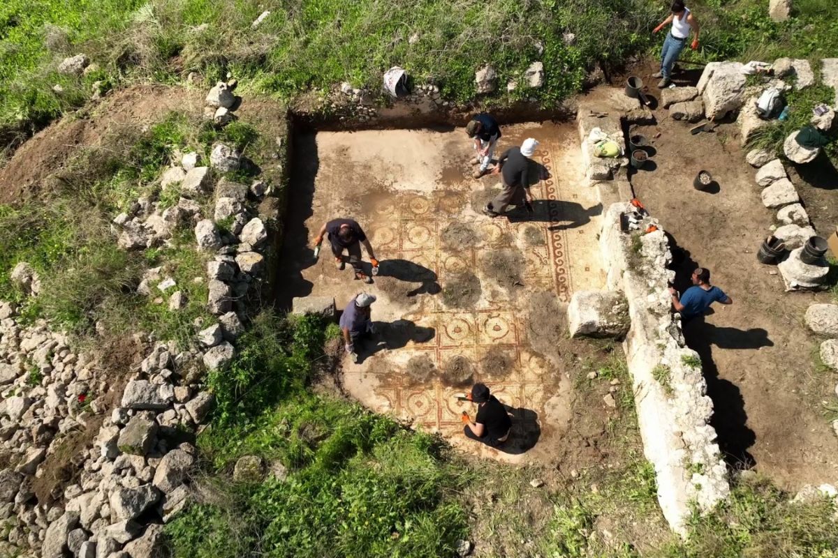 escavações arquologicas em Israel revela piso mosaico antigo
