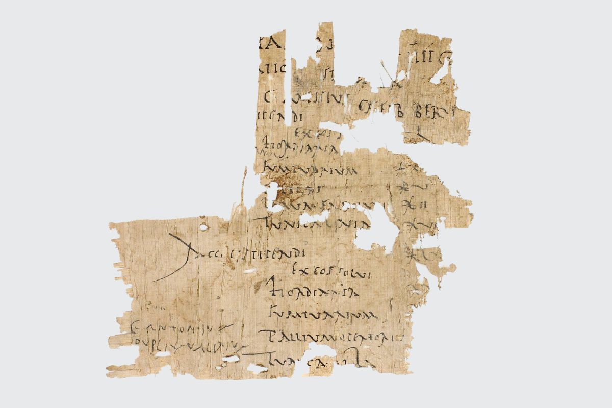 papiro latino que revela detalhes salariais de soldado romano