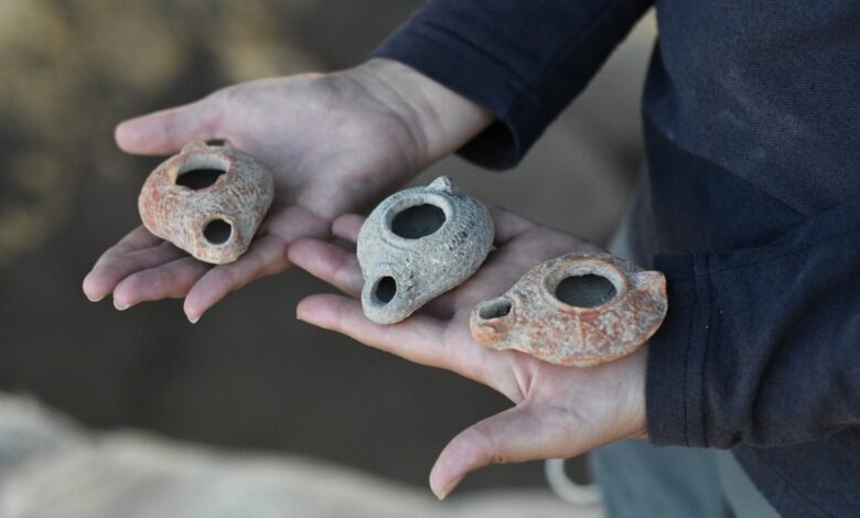 Descoberta de oficina de lâmpadas de cerâmica resolve mistério arqueológico