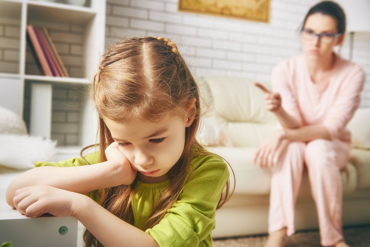 mãe disciplinando a filha