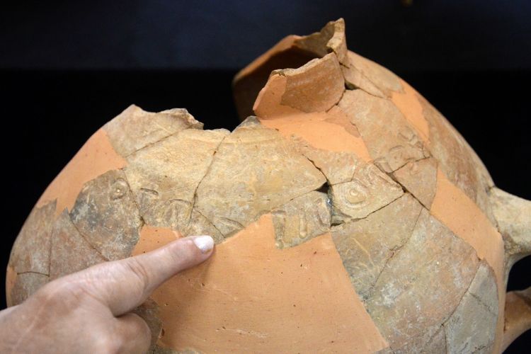 frasco de cerâmica com inscrição com cerca de 3.000 anos - acahado arqueologico