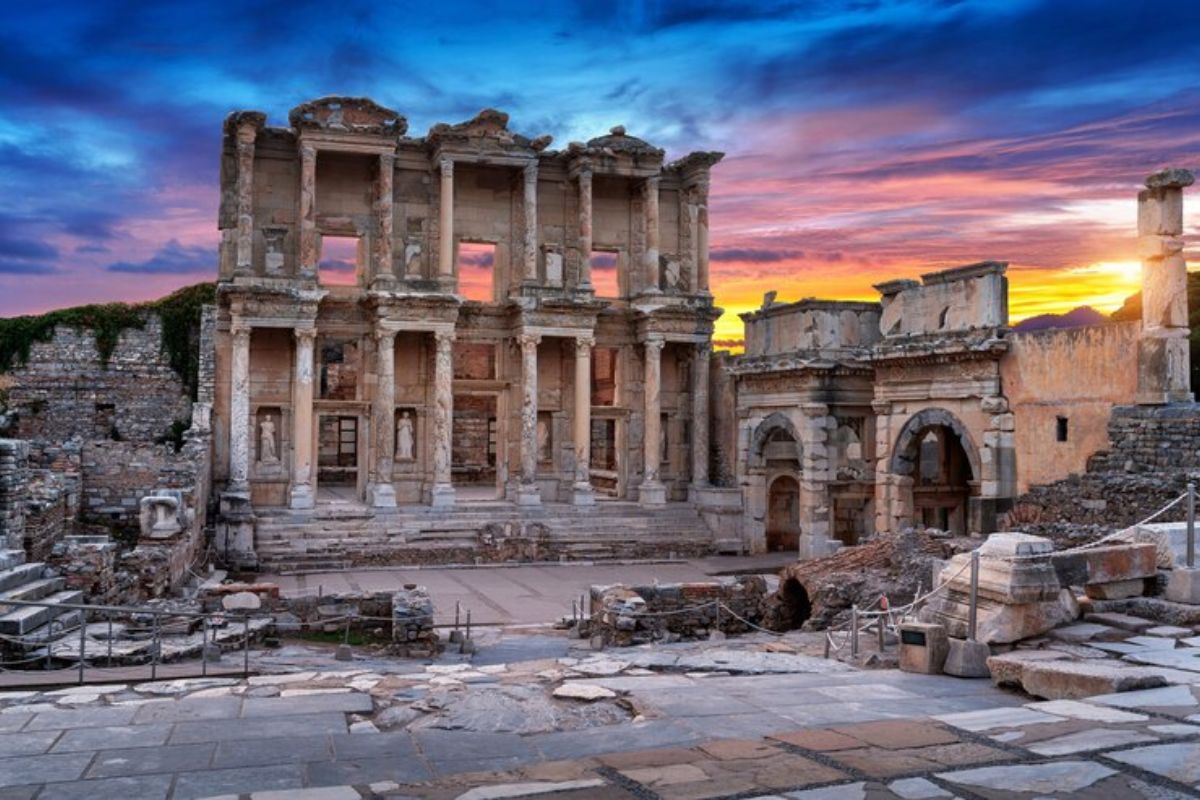 Biblioteca Celsus na antiga cidade de Éfeso, em Izmir, Turquia