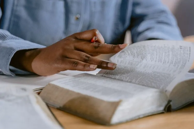 Os passos de um homem bom são confirmados pelo Senhor