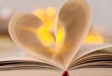 Livro aberto com páginas em formato de coração simbolizando amor de Deus