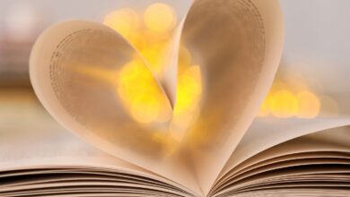 Livro aberto com páginas em formato de coração simbolizando amor de Deus