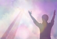 Esboço de pregação Ageu 2 sobre a glória da segunda casa com homem adorando com braços erguidos