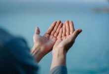 Esboço de pregação verdades sobre o poder do perdão com mãos erguidas em oração representando entrega, cura e restauração espiritual