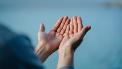 Esboço de pregação verdades sobre o poder do perdão com mãos erguidas em oração representando entrega, cura e restauração espiritual