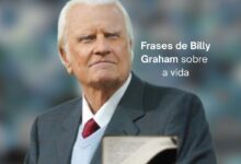 Frases de Billy Graham sobre a vida com evangelista segurando a Bíblia