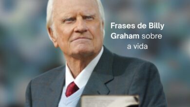 Frases de Billy Graham sobre a vida com evangelista segurando a Bíblia