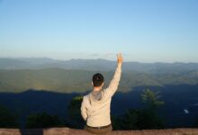 Versículo de gratidão pela vida com homem contemplando montanhas em momento de agradecimento a Deus