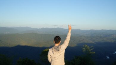 Versículo de gratidão pela vida com homem contemplando montanhas em momento de agradecimento a Deus
