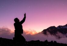 Versículos de gratidão e adoração com homem ajoelhado orando e adorando a Deus nas montanhas