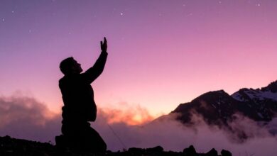 Versículos de gratidão e adoração com homem ajoelhado orando e adorando a Deus nas montanhas