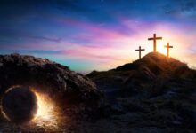 Sepulcro vazio e cruzes ao amanhecer simbolizando ressurreição em esboço de pregação sobre a páscoa