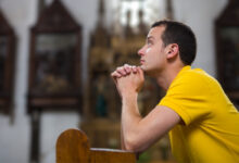 Homem orando na igreja representando fé na vitória de Deus em Josafá