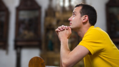 Homem orando na igreja representando fé na vitória de Deus em Josafá