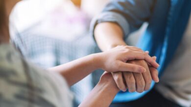 Mãos de de casal em Crise vivendo restauração - esboço de pregação