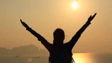 Mulher levantando as mãos representando a liderança de Débora em Juízes