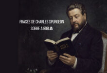 Charles Spurgeon lendo a Bíblia com frases inspiradoras sobre a Palavra de Deus