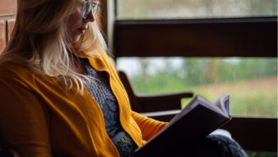 Mulher com bíblia na mçao lendo Versículo do Dia Motivacional