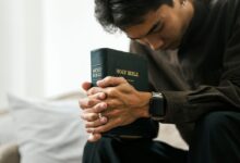 Homem orando com a Bíblia nas mãos simbolizando busca por revelação em esboço de pregação Daniel 2