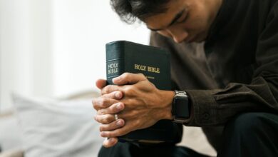 Homem orando com a Bíblia nas mãos simbolizando busca por revelação em esboço de pregação Daniel 2