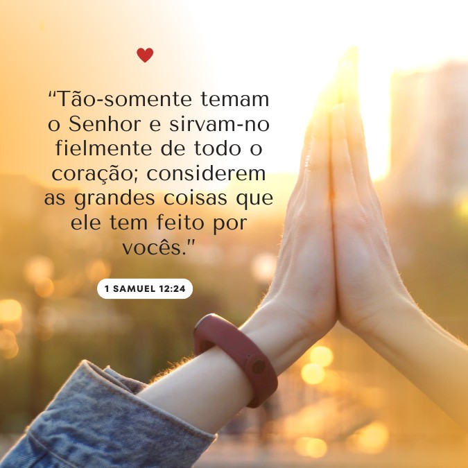 Mãos em oração com versículo 1 Samuel 12:24 simbolizando gratidão por servir a Deus