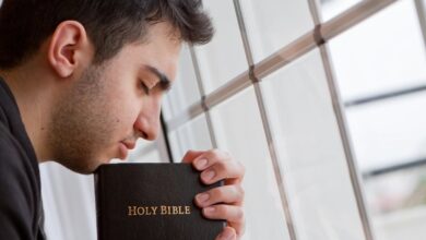 Homem segurando a Bíblia com expressão de gratidão simbolizando fé em versículos de gratidão por servir a Deus