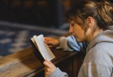Mulher lendo a Bíblia em ambiente tranquilo simbolizando meditação em versículos para reflexão bíblica