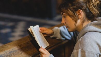 Mulher lendo a Bíblia em ambiente tranquilo simbolizando meditação em versículos para reflexão bíblica