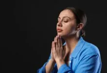 Mulher em oração representando devocional O Senhor é quem te guarda no Salmos 121