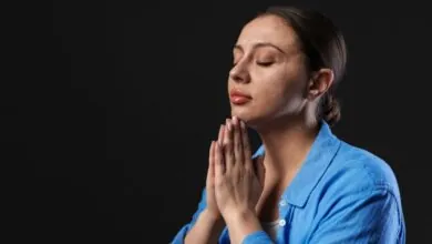 Mulher em oração representando devocional O Senhor é quem te guarda no Salmos 121