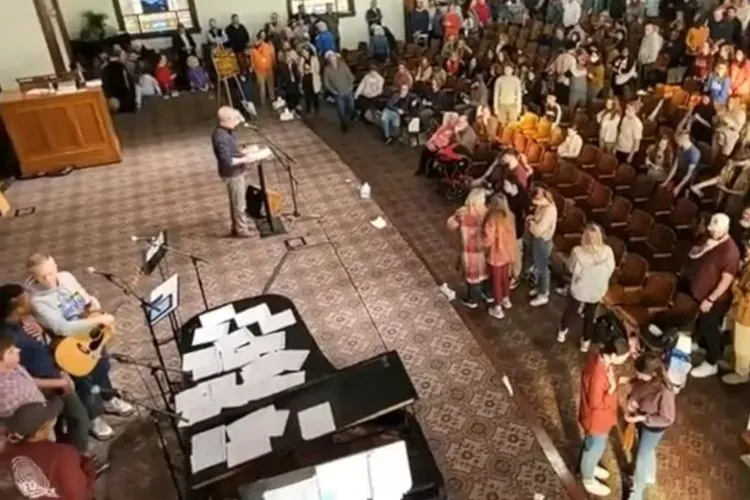 pessoas sendo avivadas pelo pode de Deus