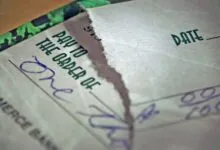 O cheque rasgado - Ilustração para o tema Perdão