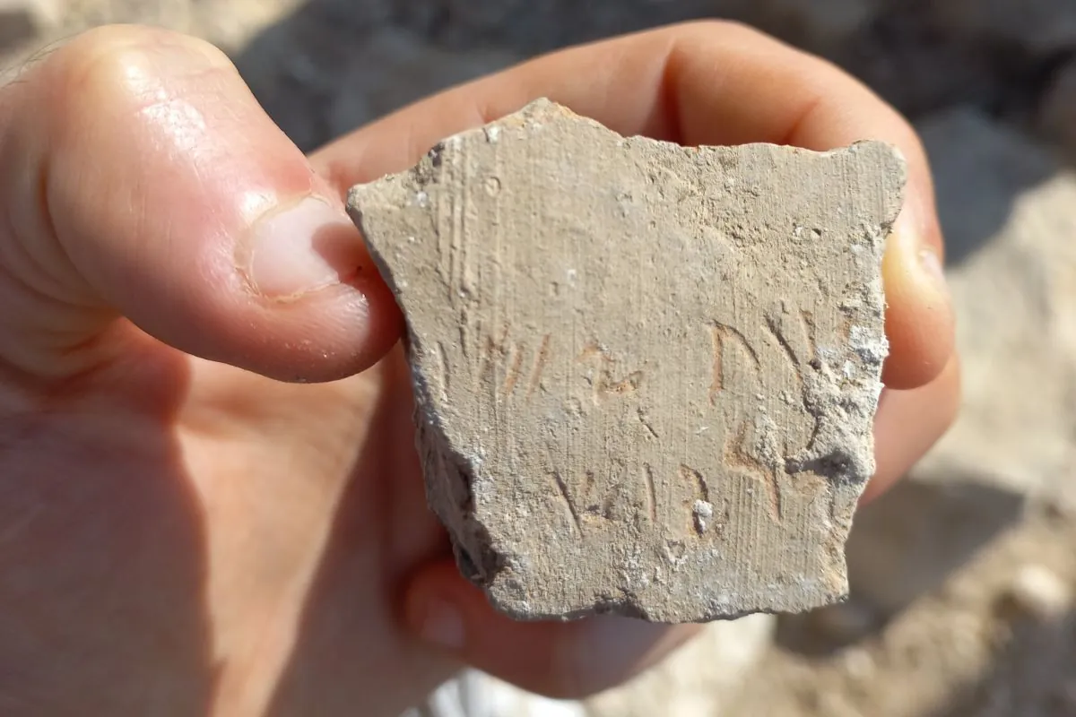 cerâmica de 2.500 anos com nome do rei Dario